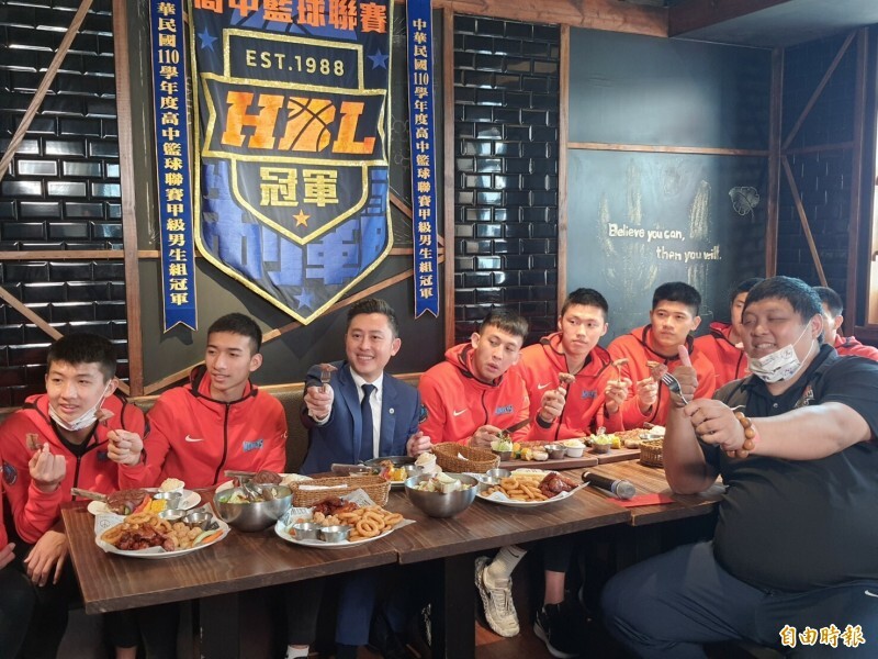 HBL》慶祝光復高中奪冠 林智堅請吃牛排、頒發140萬獎勵金_自由時報