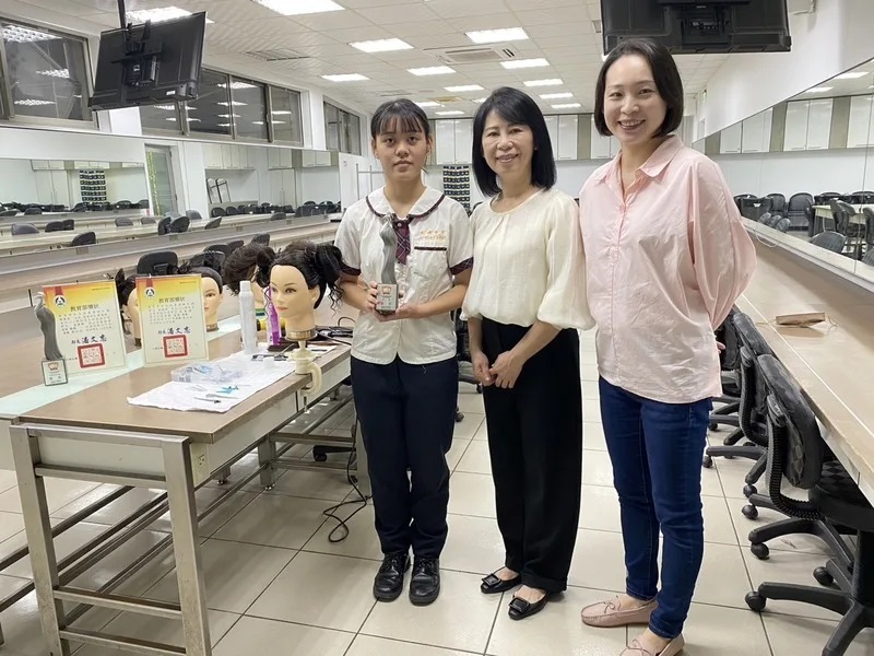 20231121_國中找到美髮興趣 光復高中李佳玲成家人御用設計師_中央通訊社