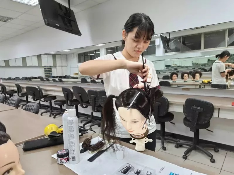 20231122_原內向沒自信 竹市女高中生苦練美髮技藝競賽奪佳績_聯合新聞網