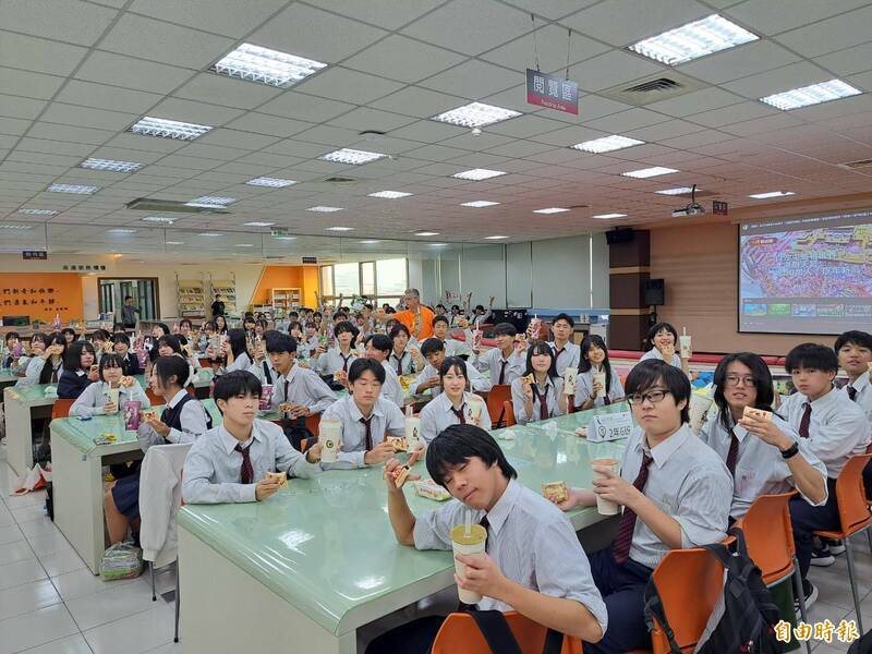 20251022_竹市台日高校交流 日本高校生大啖台式點心_自由時報