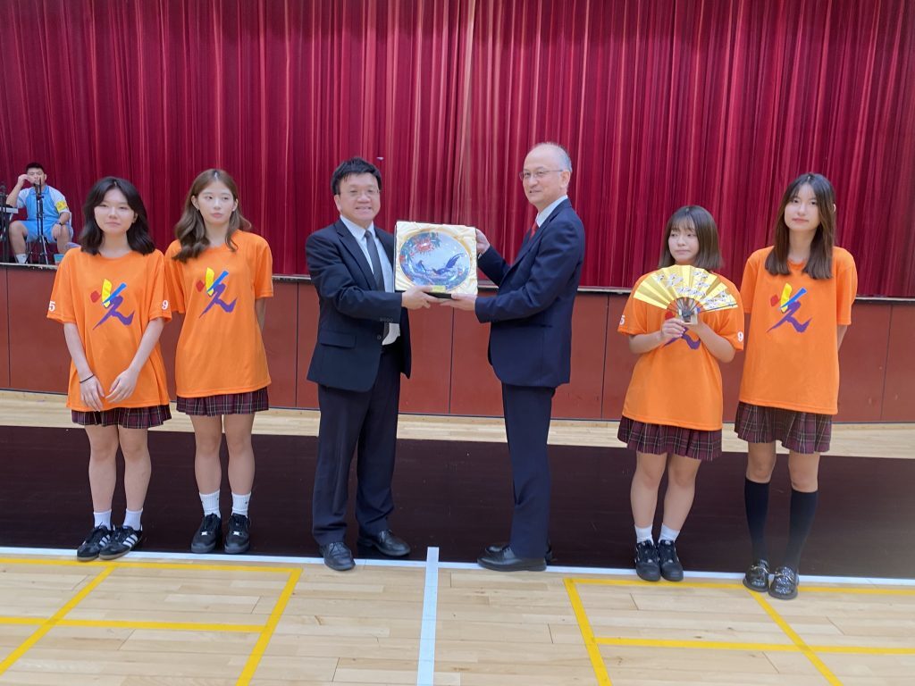 20251022-台日文化交流竹市光復高中登場 日高校生大啖鳳梨酥與珍奶_中華新聞網