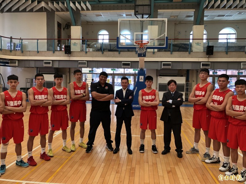HBL》光復高中籃球隊挺進四強 林智堅與選手相約冠軍賽