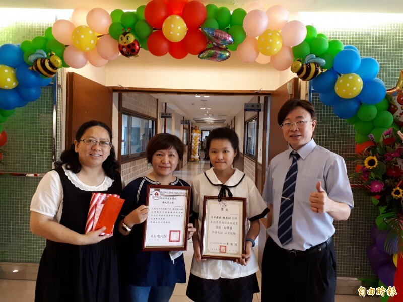 20190606_病榻上抗癌！血癌女孩陳思妤出席畢典 獲陽光鬥士獎_自由時報