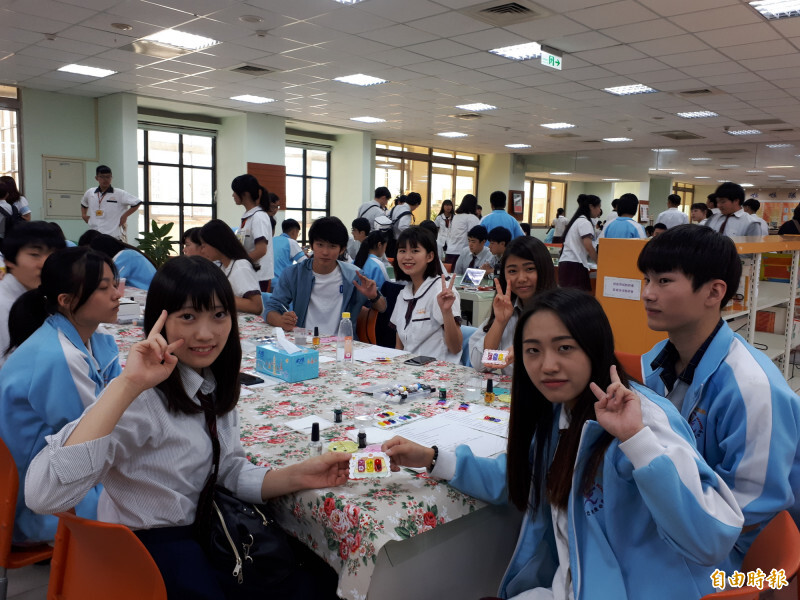 20191023_台日高校生交流 體驗機器人、美甲彩繪與絹印課_自由時報