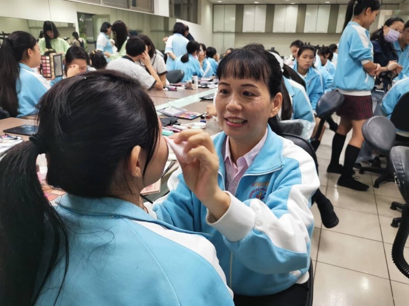 20191101_養女半生艱辛力爭上游 51歲當高中生！自由時報
