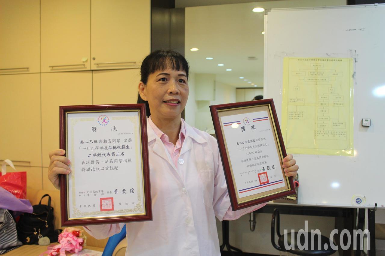 20191101_54歲單親媽媽苦讀領高中學歷圓夢 成同學們典範_聯合新聞網
