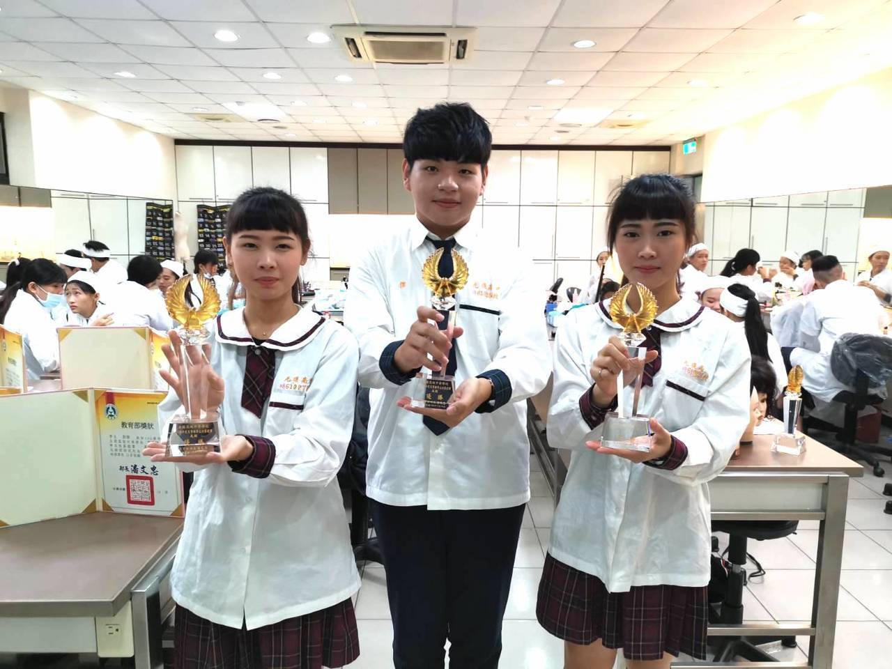 20191121_從小就愛美 男高中生學化妝獲美顏優勝_聯合新聞網