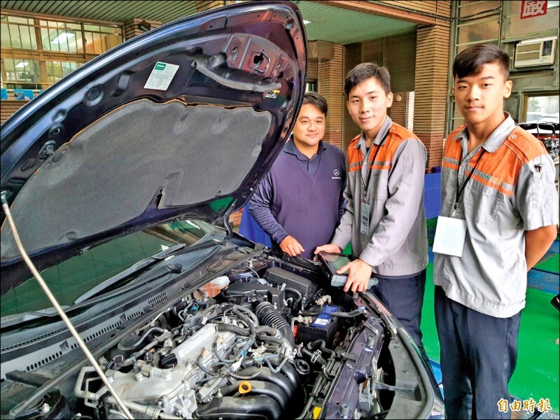20201211-高中汽修生 全國技藝競賽優勝 賓士車廠搶聘 還可上大學進修